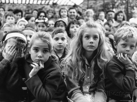 alfred-eisenstaedt-audience-of-children-sitting-very-still-with-rapt-expressions-watching-puppet-show-at-tuileries